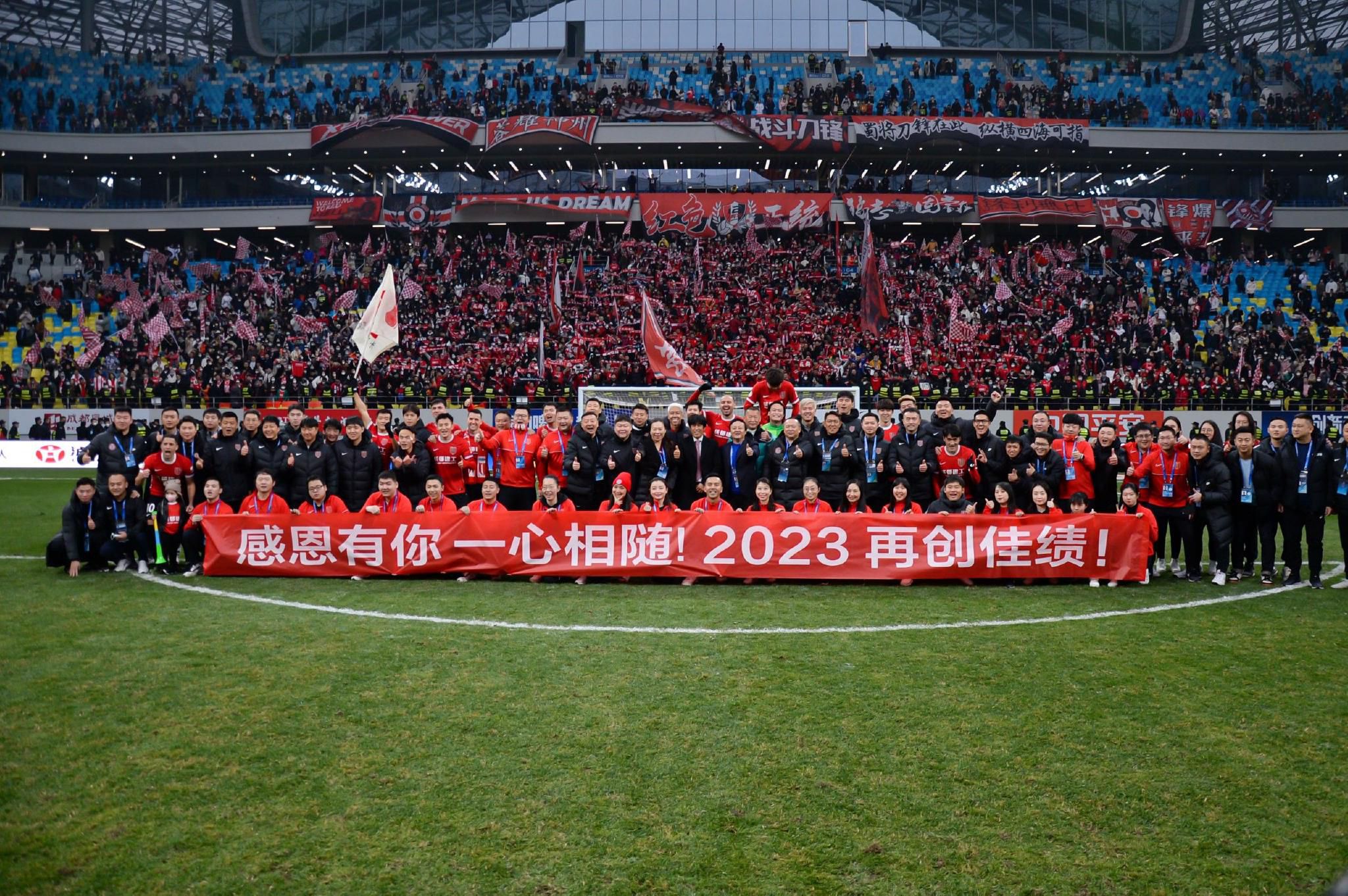 第55分钟，努涅斯回撤送出直塞，琼斯小角度面对阿雷奥拉，冷静推射穿裆入网，利物浦2-0西汉姆！